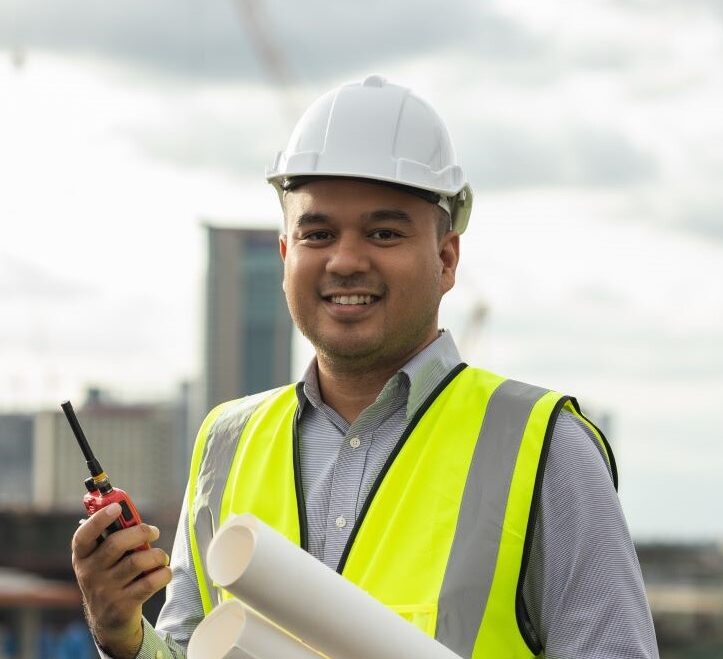 Een man is architect in de civiele techniek.