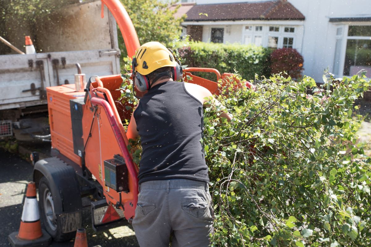 Een mederwerker groenvoorziening is aan het werk.
