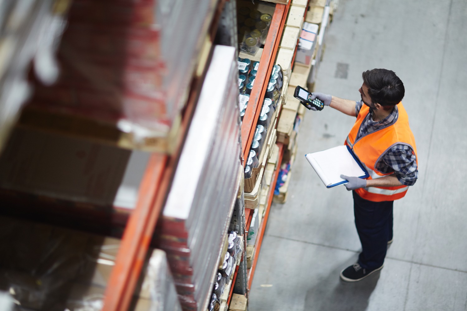 een logistiek medewerker die bezig is met orderpicken.