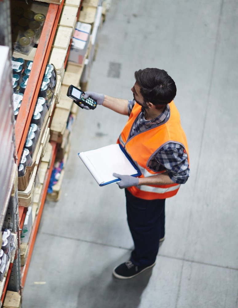 een logistiek medewerker die bezig is met orderpicken.